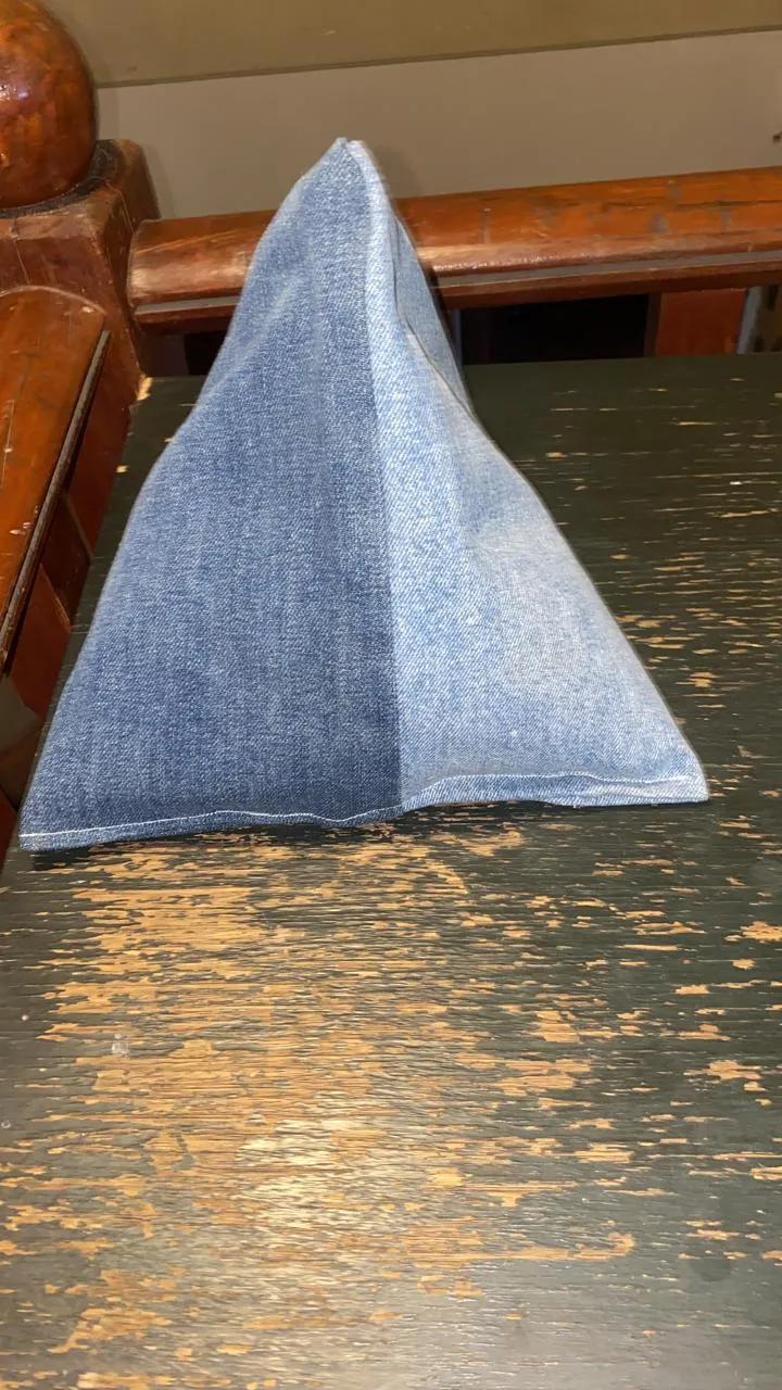 Cojín en forma de pirámide hecho con tela de jeans